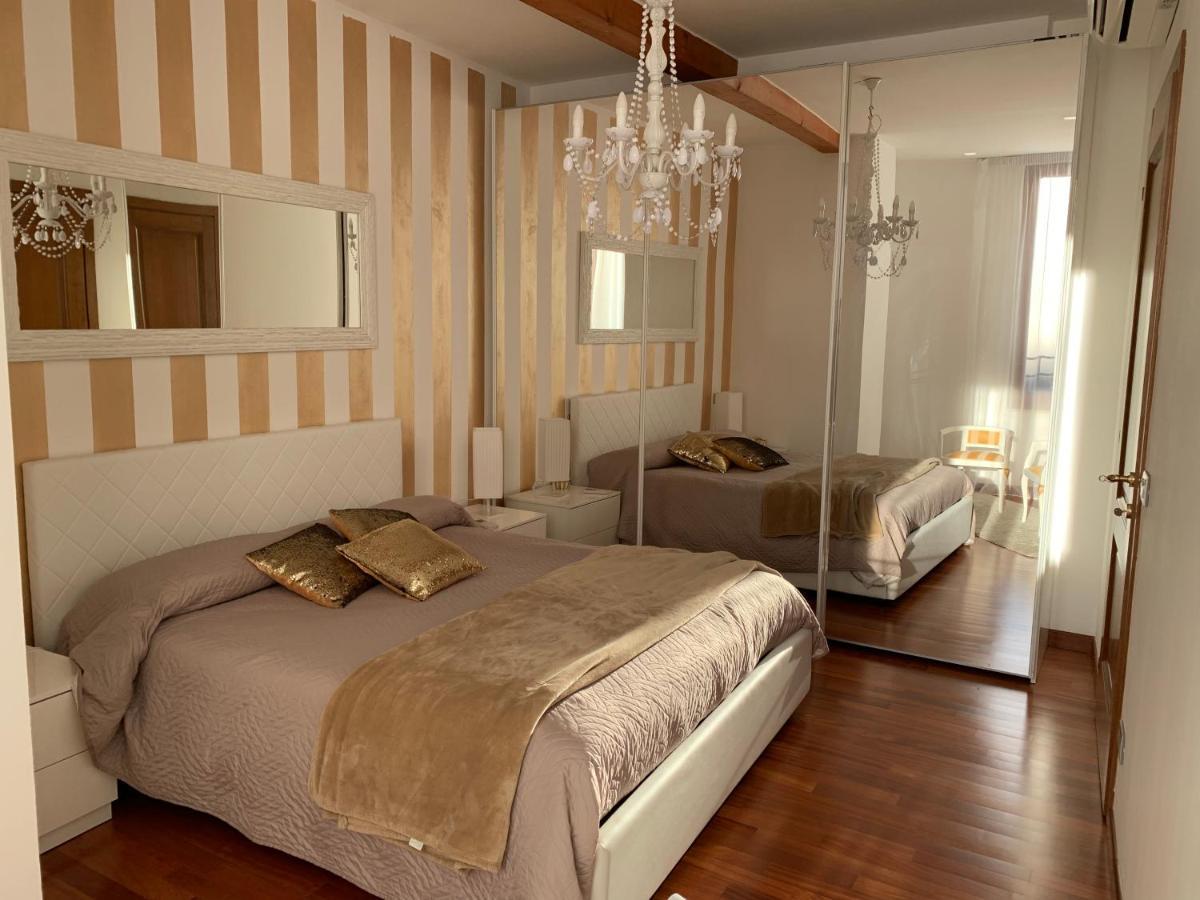 Palazzo Teatro Vecchio-Holiday Suites ซาโล ภายนอก รูปภาพ