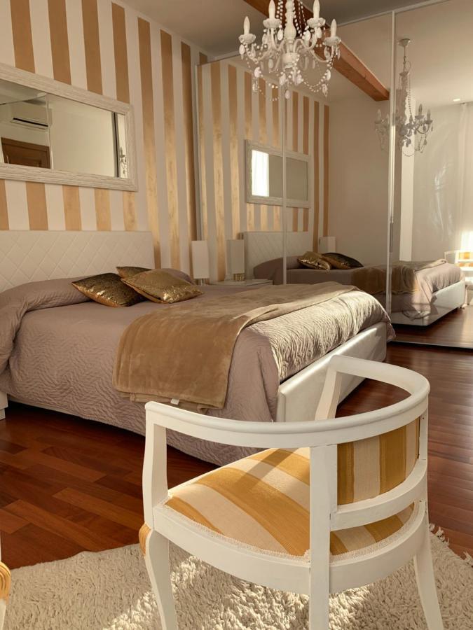 Palazzo Teatro Vecchio-Holiday Suites ซาโล ภายนอก รูปภาพ