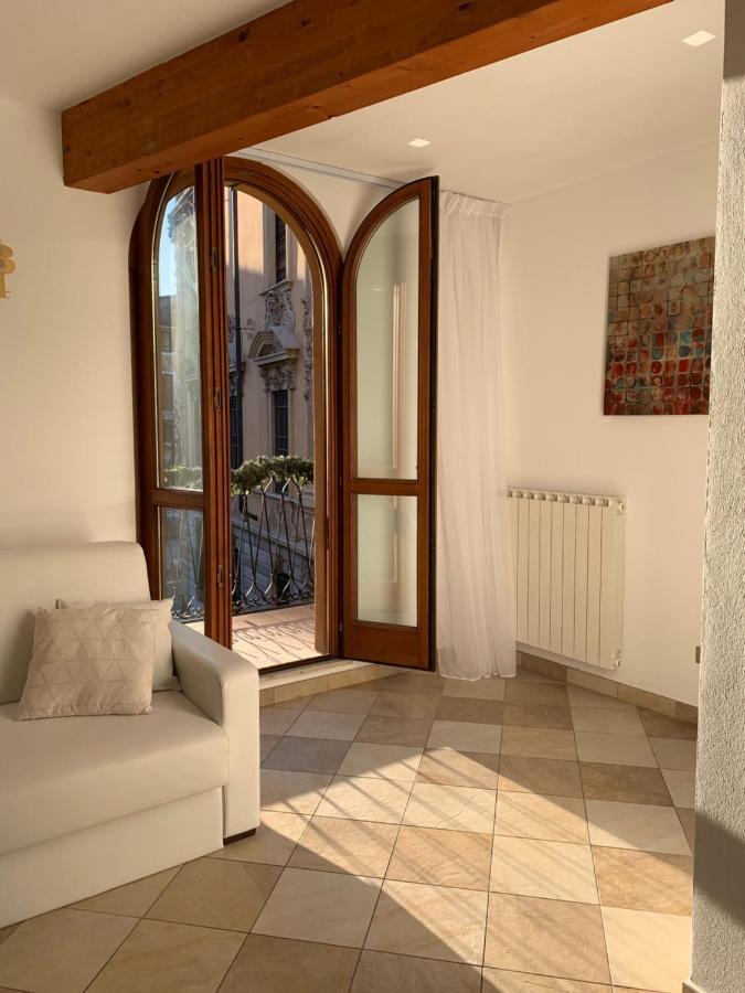 Palazzo Teatro Vecchio-Holiday Suites ซาโล ภายนอก รูปภาพ