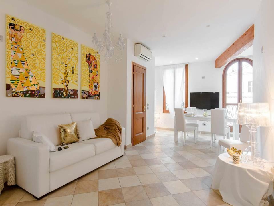 Palazzo Teatro Vecchio-Holiday Suites ซาโล ภายนอก รูปภาพ