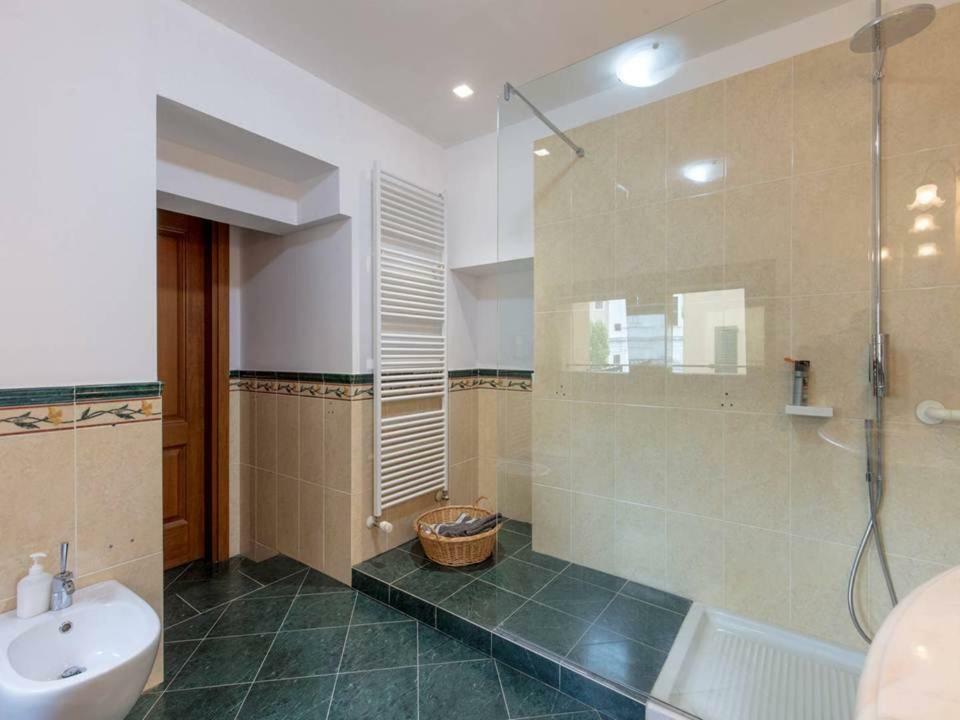 Palazzo Teatro Vecchio-Holiday Suites ซาโล ภายนอก รูปภาพ