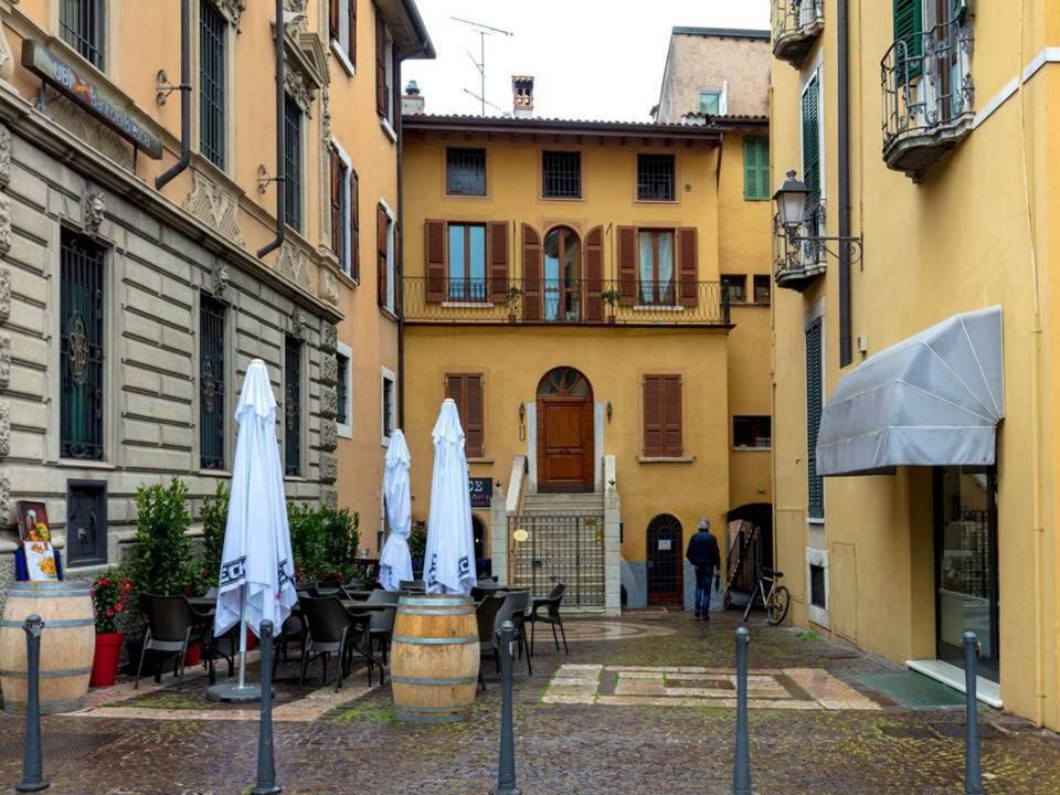 Palazzo Teatro Vecchio-Holiday Suites ซาโล ภายนอก รูปภาพ