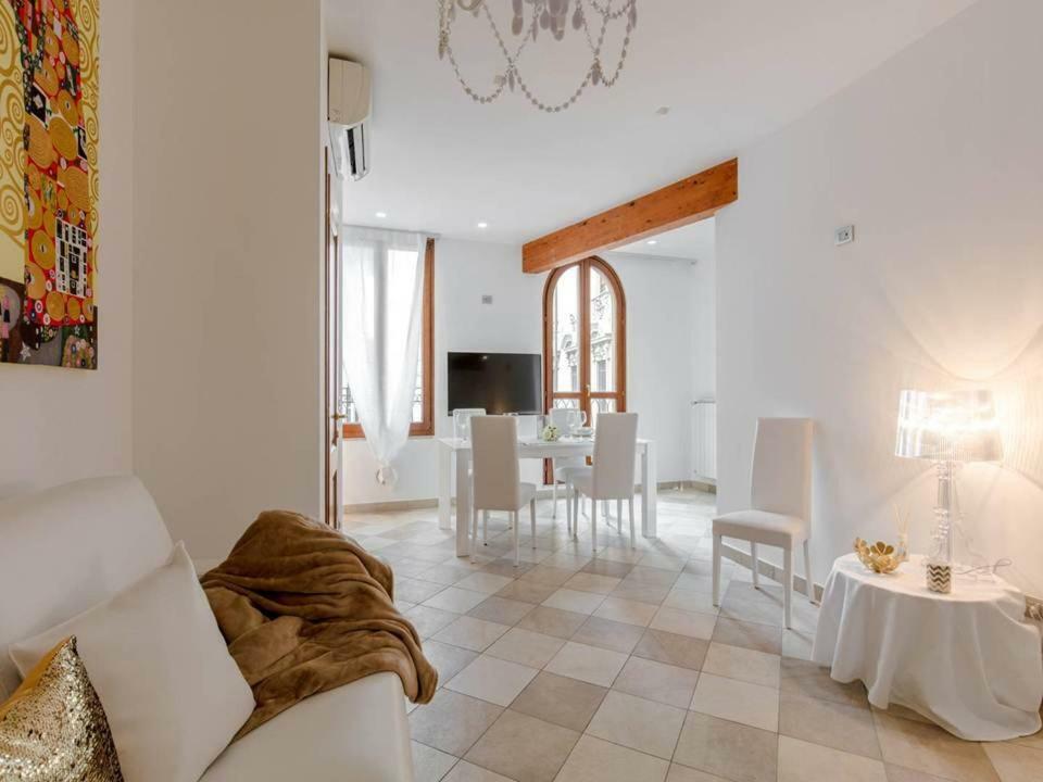 Palazzo Teatro Vecchio-Holiday Suites ซาโล ภายนอก รูปภาพ
