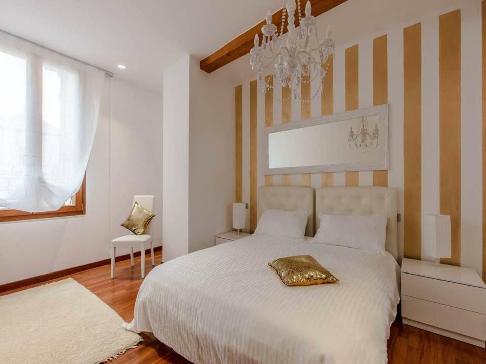 Palazzo Teatro Vecchio-Holiday Suites ซาโล ภายนอก รูปภาพ