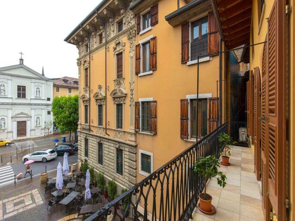 Palazzo Teatro Vecchio-Holiday Suites ซาโล ภายนอก รูปภาพ