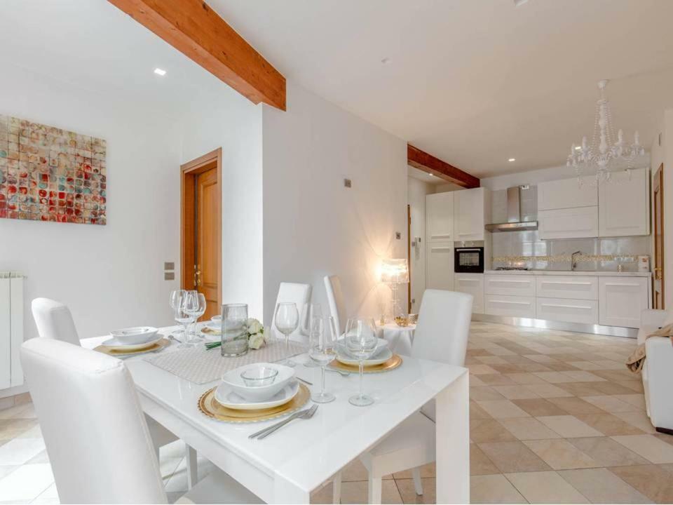 Palazzo Teatro Vecchio-Holiday Suites ซาโล ภายนอก รูปภาพ
